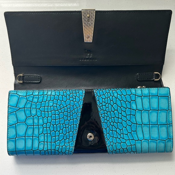 Luxurious Blue Textured Clutch with Glossy Finish - Picture 3 of 9